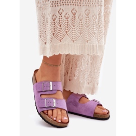 Les tongs pour femmes sur la plate-forme en liège boucles violettes 1 Les tongs pour femmes sur la plate-forme en liège boucles violettes 1