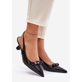 Sandales peintes sur un talon haut avec un arc noir 1