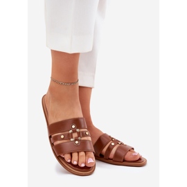 Les tongs plats pour femmes avec un détail doré de chameau brun 1