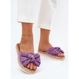 Les tongs des femmes sur la plate-forme avec une tresse et un arc violet 2