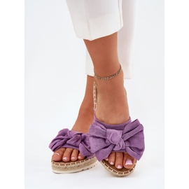 Les tongs des femmes sur la plate-forme avec une tresse et un arc violet 3