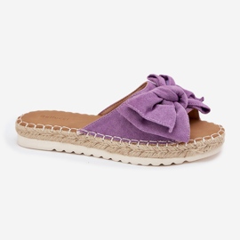 Les tongs des femmes sur la plate-forme avec une tresse et un arc violet 4