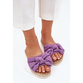 Les tongs des femmes sur la plate-forme avec une tresse et un arc violet 5