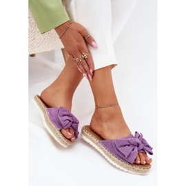 Les tongs des femmes sur la plate-forme avec une tresse et un arc violet 7