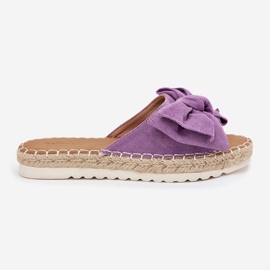 Les tongs des femmes sur la plate-forme avec une tresse et un arc violet 8