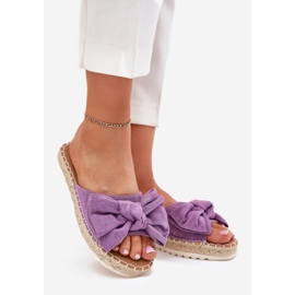 Les tongs des femmes sur la plate-forme avec une tresse et un arc violet 1
