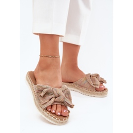 Les tongs pour femmes sur la plate-forme avec une tresse et un arc multicolore 2 Les tongs pour femmes sur la plate-forme avec une tresse et un arc multicolore 2