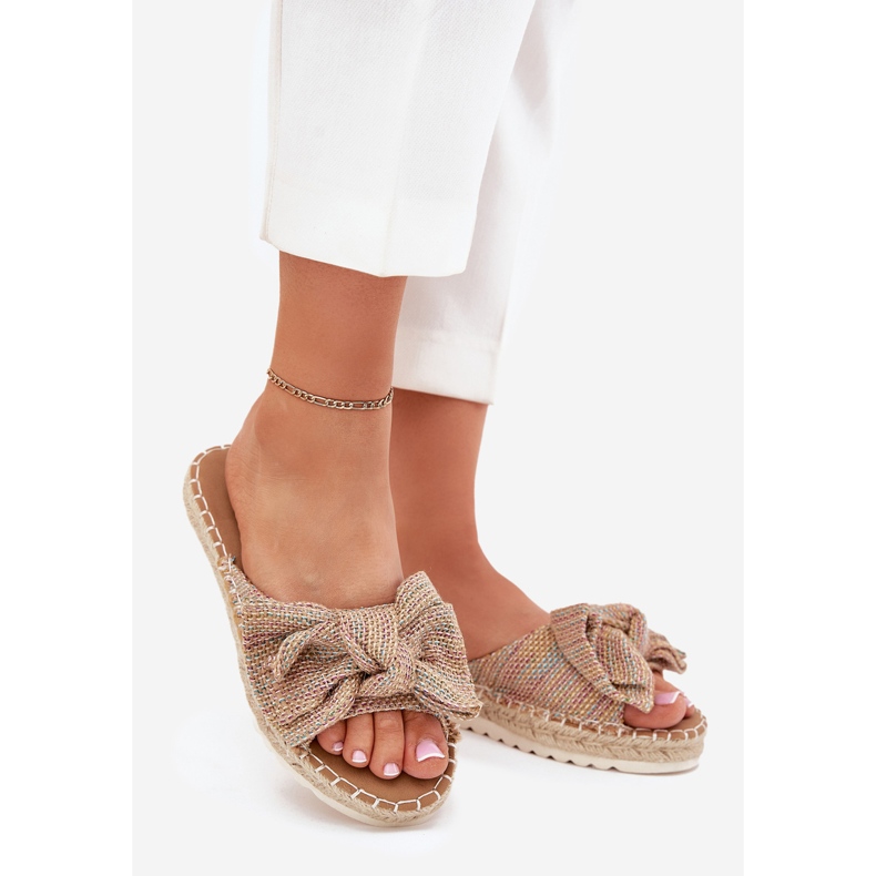 Les tongs pour femmes sur la plate-forme avec une tresse et un arc multicolore 1 Les tongs pour femmes sur la plate-forme avec une tresse et un arc multicolore 1