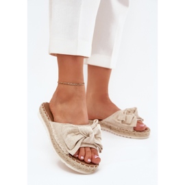 Les tongs des femmes sur la plate-forme avec une tresse et un arc beige 2