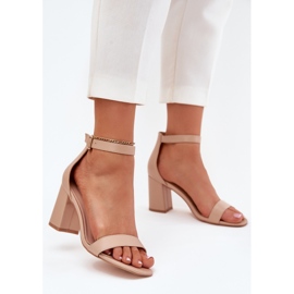 Sandales féminines en cuir écologique sur le post beige 2