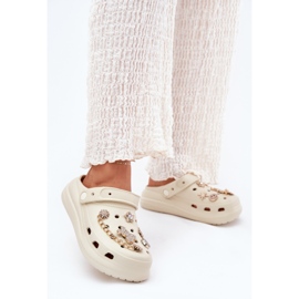 Les tongs en mousse beige avec des épingles 2