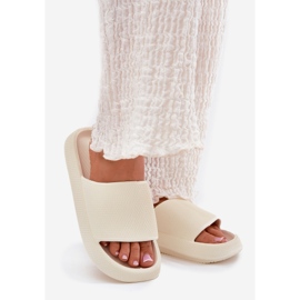 Slippées de mousse légère des femmes sur une épaisse semelle Ecru blanc 1