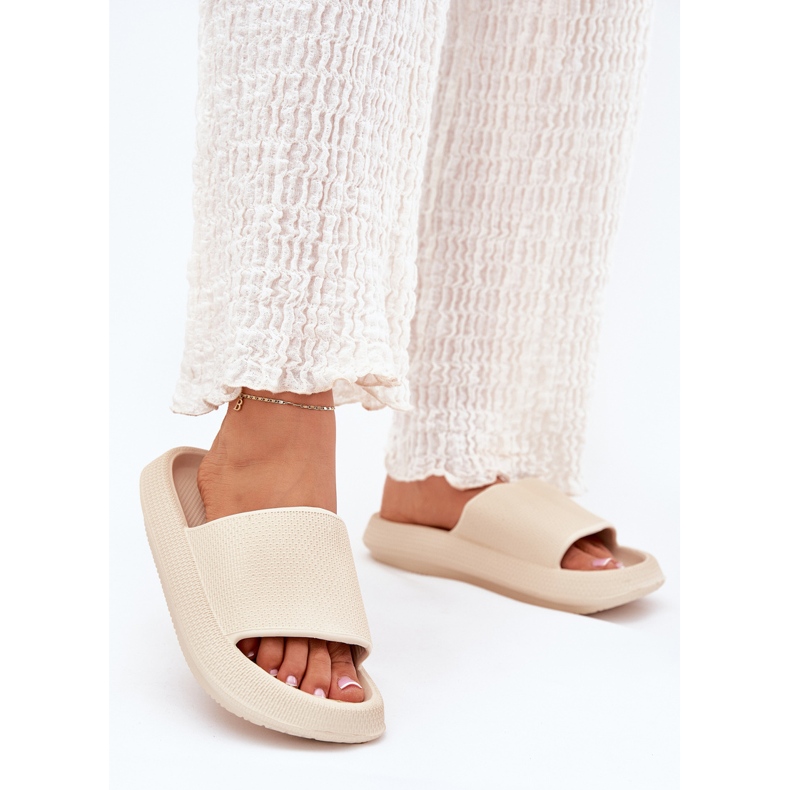 Tongs femme en mousse beige clair à semelle épaisse 2 Tongs femme en mousse beige clair à semelle épaisse 2