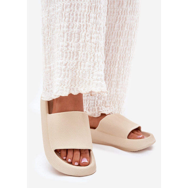 Tongs femme en mousse beige clair à semelle épaisse 1 Tongs femme en mousse beige clair à semelle épaisse 1