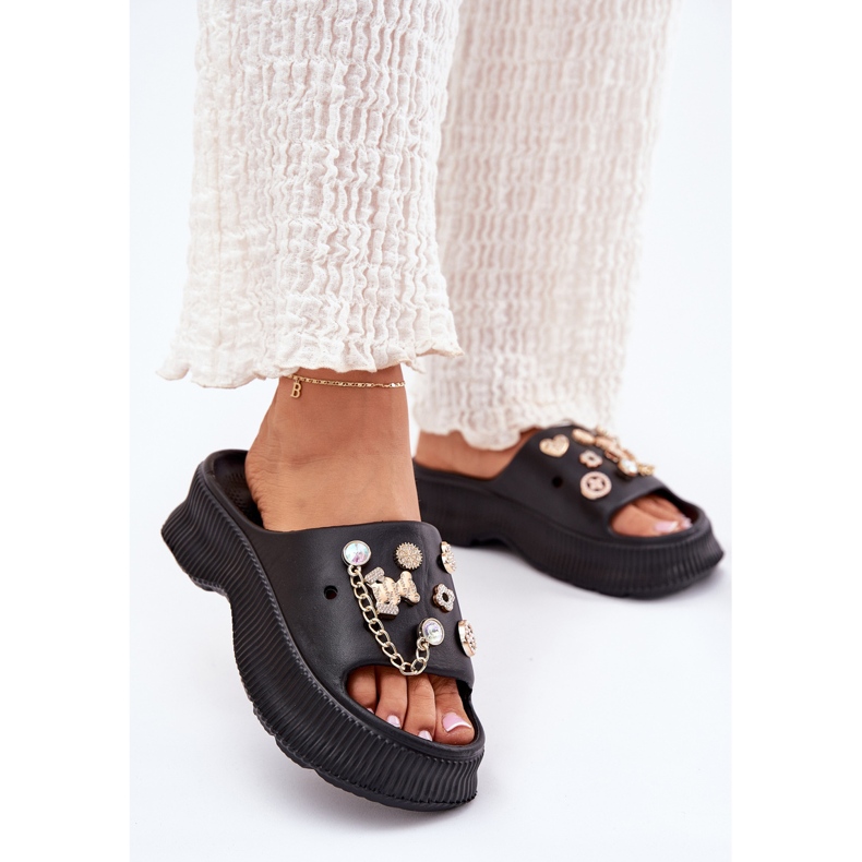 Les tongs de mousse pour femmes avec des épingles dorées épingles noires 2