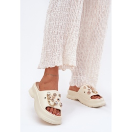 Les tongs de mousse pour femmes avec des épingles dorées mendiaient beige 2 Les tongs de mousse pour femmes avec des épingles dorées mendiaient beige 2