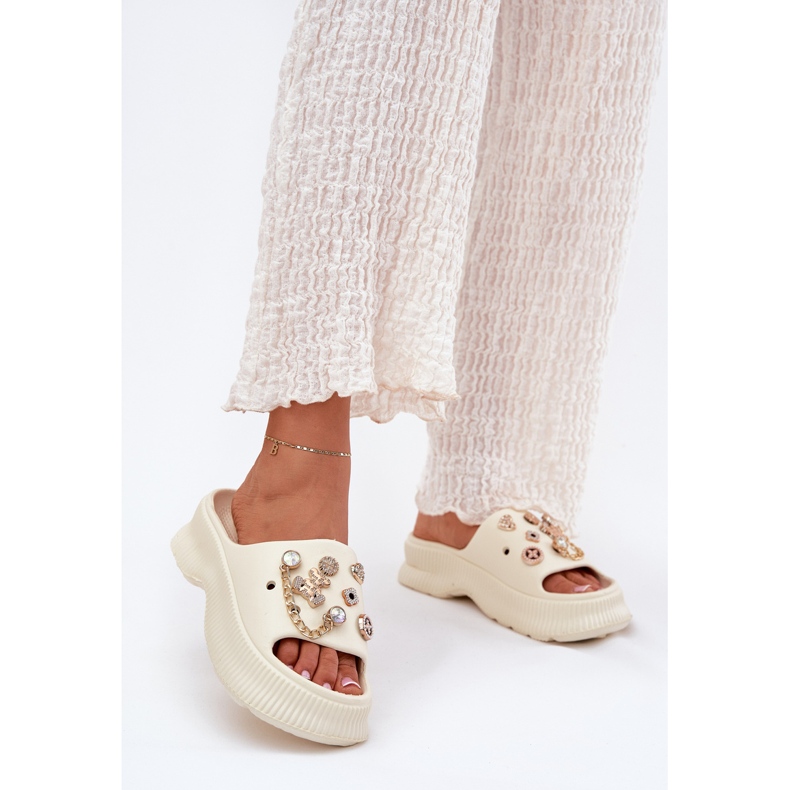 Les tongs de mousse pour femmes avec des épingles dorées mendiaient beige 2