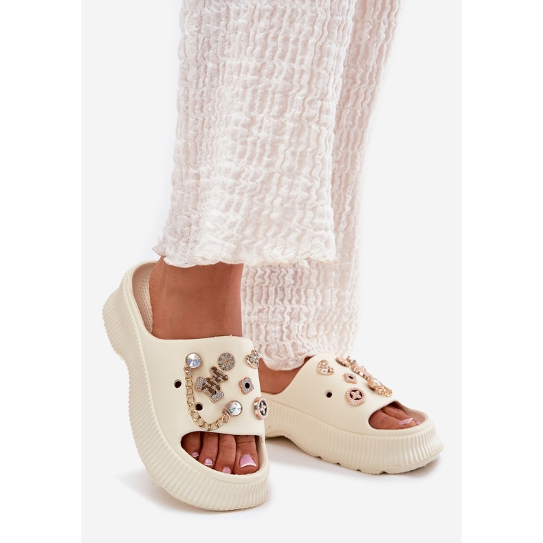 Les tongs de mousse pour femmes avec des épingles dorées mendiaient beige 1 Les tongs de mousse pour femmes avec des épingles dorées mendiaient beige 1