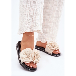 Les tongs des femmes avec des fleurs matérielles beige 2