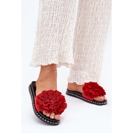 Les tongs des femmes avec des fleurs matérielles rouges 2