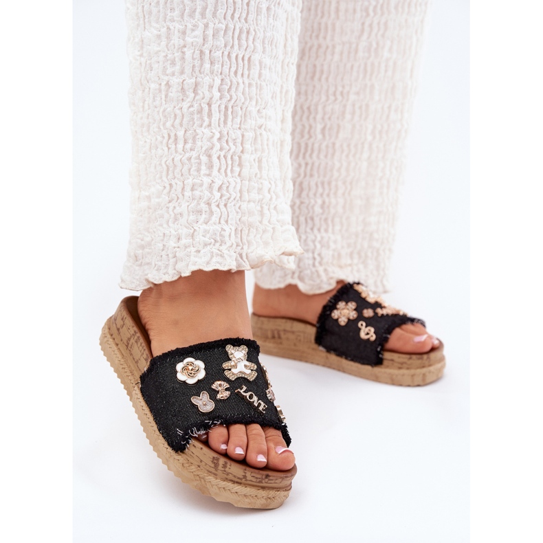 Les tongs pour femmes avec des épingles d'or sur la plate-forme noire 2