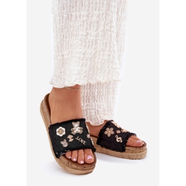 Les tongs pour femmes avec des épingles d'or sur la plate-forme noire 1