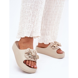 Les tongs de mousse pour femmes sur la plate-forme avec un arc et une broche beige noire 2
