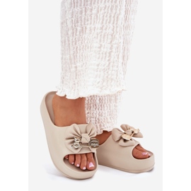 Les tongs de mousse pour femmes sur la plate-forme avec un arc et une broche beige noire 1