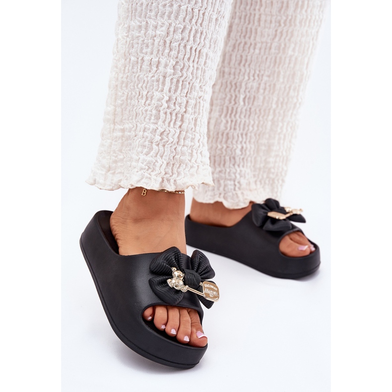 Des pantoufles de mousse pour femmes sur la plate-forme avec un arc et une broche noire 2