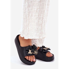 Des pantoufles de mousse pour femmes sur la plate-forme avec un arc et une broche noire le noir 1 Des pantoufles de mousse pour femmes sur la plate-forme avec un arc et une broche noire le noir 1