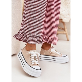 Baskets pour femmes sur la plate-forme avec des épingles dorées beige 2 Baskets pour femmes sur la plate-forme avec des épingles dorées beige 2