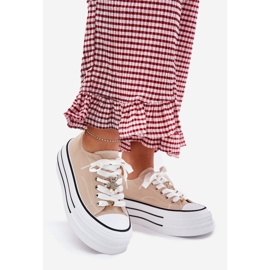 Baskets pour femmes sur la plate-forme avec des épingles dorées beige 1