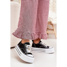 Baskets pour femmes sur la plate-forme avec des épingles dorées noires 2