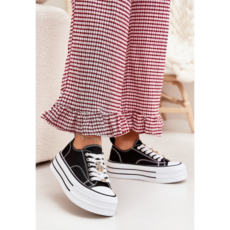 Baskets pour femmes sur la plate-forme avec des épingles dorées noires le noir 2