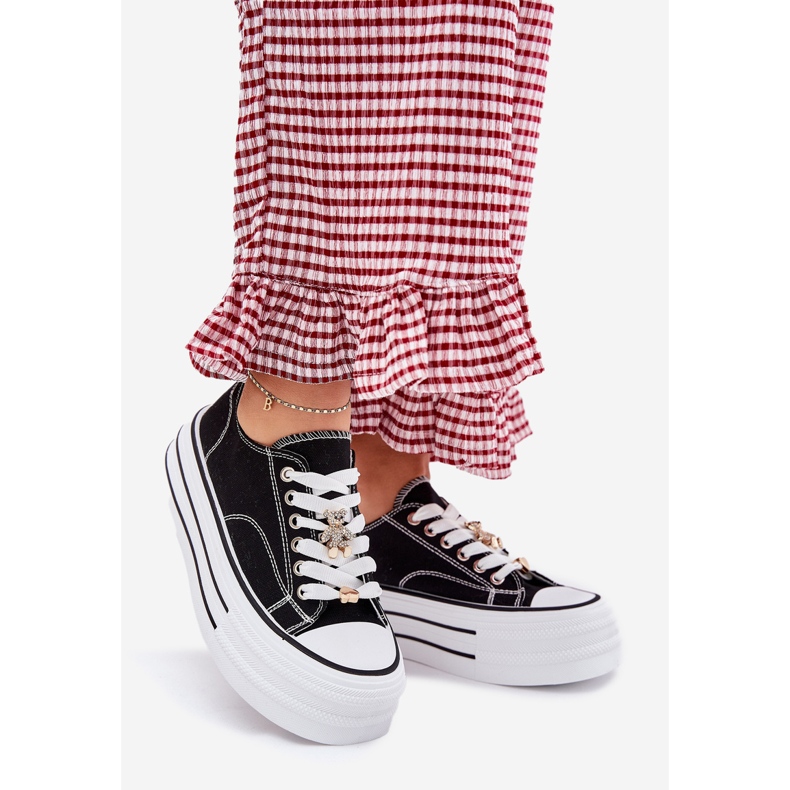 Baskets pour femmes sur la plate-forme avec des épingles dorées noires le noir 1