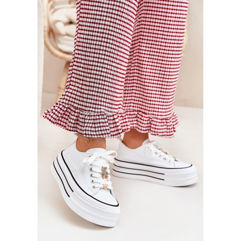 Baskets pour femmes sur la plate-forme avec des épingles dorées blanches 2