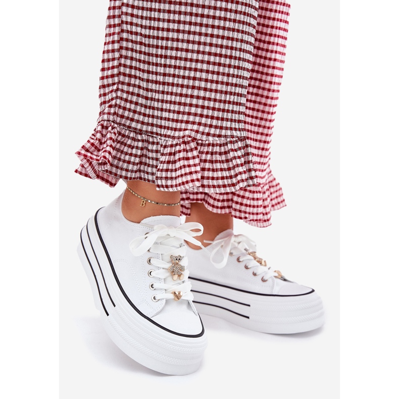 Baskets pour femmes sur la plate-forme avec des épingles dorées blanches 1