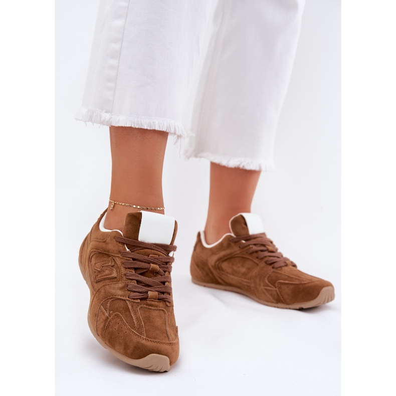 Chaussures de sport pour femmes avec un chameau en daim eco brun 2 Chaussures de sport pour femmes avec un chameau en daim eco brun 2