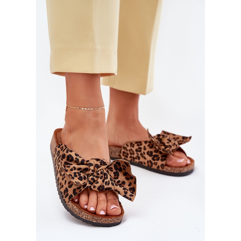 Les tongs des femmes sur une semelle en liège avec un bol à arc brun 2