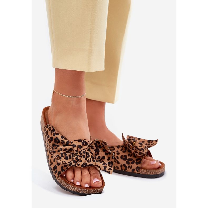 Les tongs des femmes sur une semelle en liège avec un bol à arc brun 1