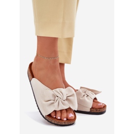 Les tongs des femmes sur la semelle en liège avec un arc beige 1