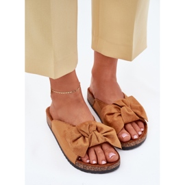 Slippers pour femmes sur une semelle en liège avec un arc de chameau brun 5