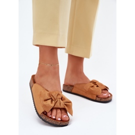 Slippers pour femmes sur une semelle en liège avec un arc de chameau brun 2