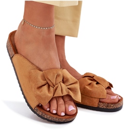 Slippers pour femmes sur une semelle en liège avec un arc de chameau brun 9