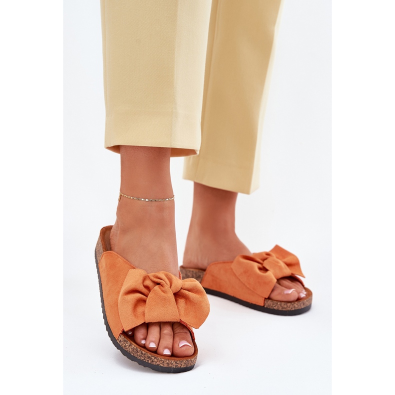 Les tongs des femmes sur la semelle en liège avec un arc orange 2