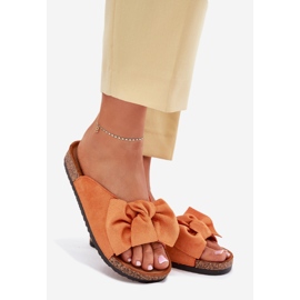 Les tongs des femmes sur la semelle en liège avec un arc orange 1