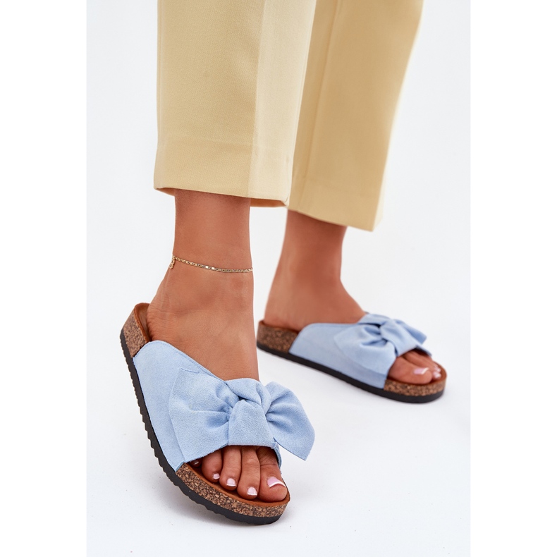 Les tongs des femmes sur la semelle en liège avec un arc bleu 2