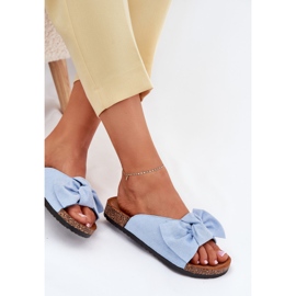 Les tongs des femmes sur la semelle en liège avec un arc bleu 7