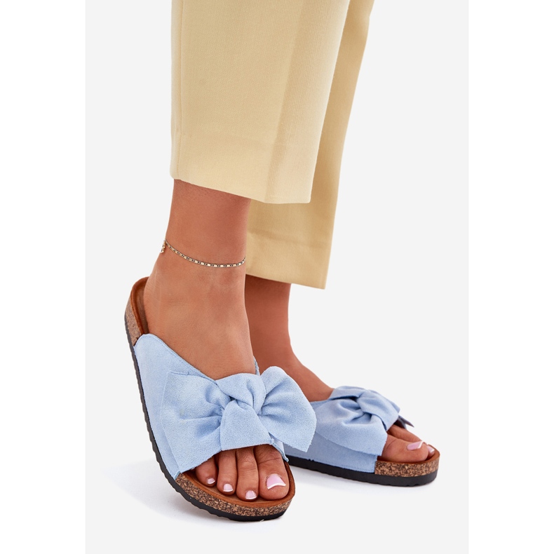 Les tongs des femmes sur la semelle en liège avec un arc bleu 1