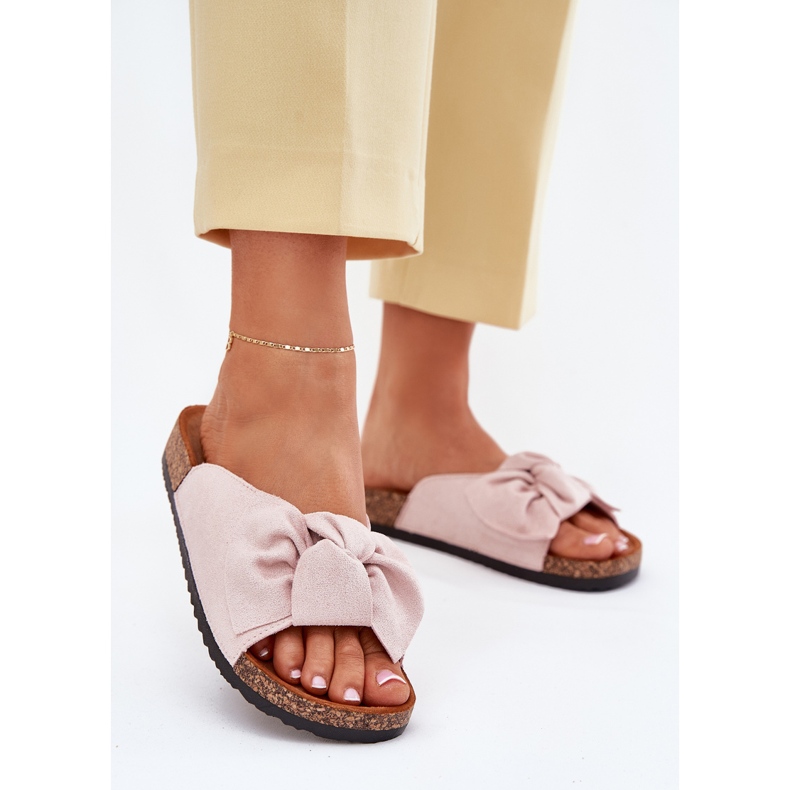 Les tongs des femmes sur la semelle de liège avec un arc rose clair 2